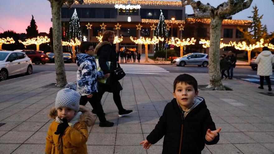 Alumbrado navideño en Piedras Blancas. | MARA VIILLAMUZA