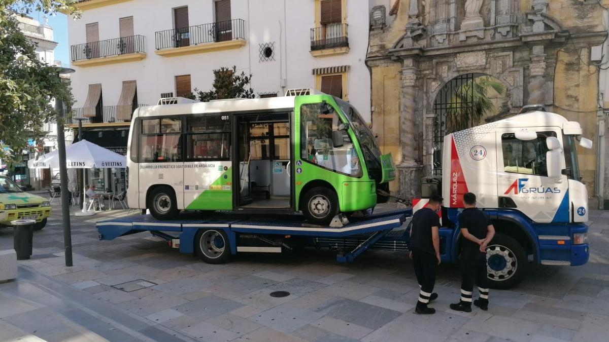 Un microbús de Aucorsa se avería en la calle Capitulares y tiene que ser retirado por la grúa