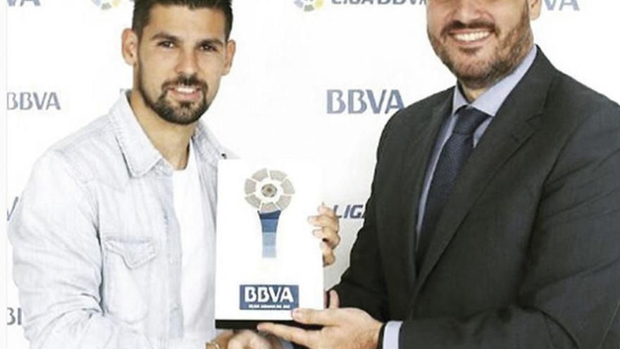 Marcos Fernández Encina, director de zona Galicia Sur de BBVA, entrega el trofeo a Nolito. // LFP