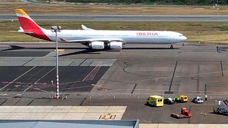 Aterrizaje de la aeronave en el aeropuerto de Lavacolla con la ambulancia esperando. // Controladores aéreos