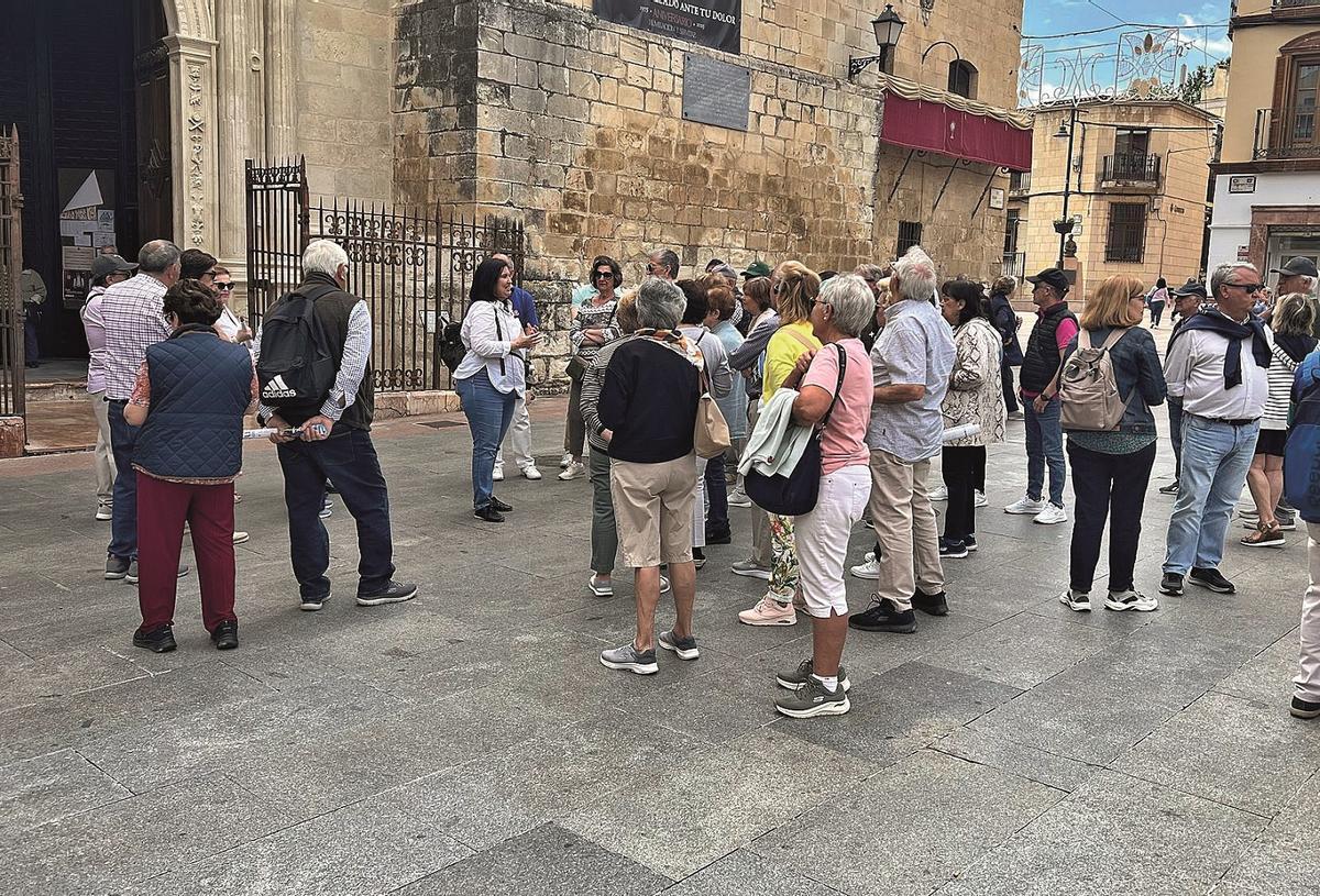 Visita de un grupo de turistas en el exterior de la iglesia de San Mateo.