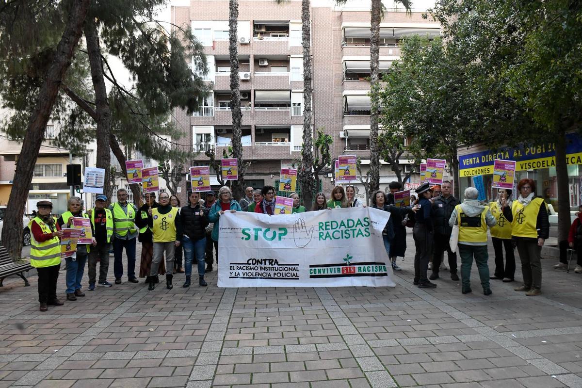 Decenas de personas se concentran en Murcia contra el racismo en el Día ...