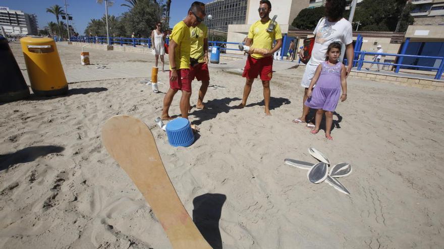 Palos de polo y pipas gigantes en la playa