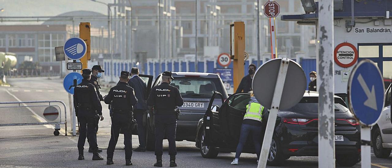 Agentes de la UDEF, durante el registro de la fábrica de aluminio el pasado mes de marzo. |