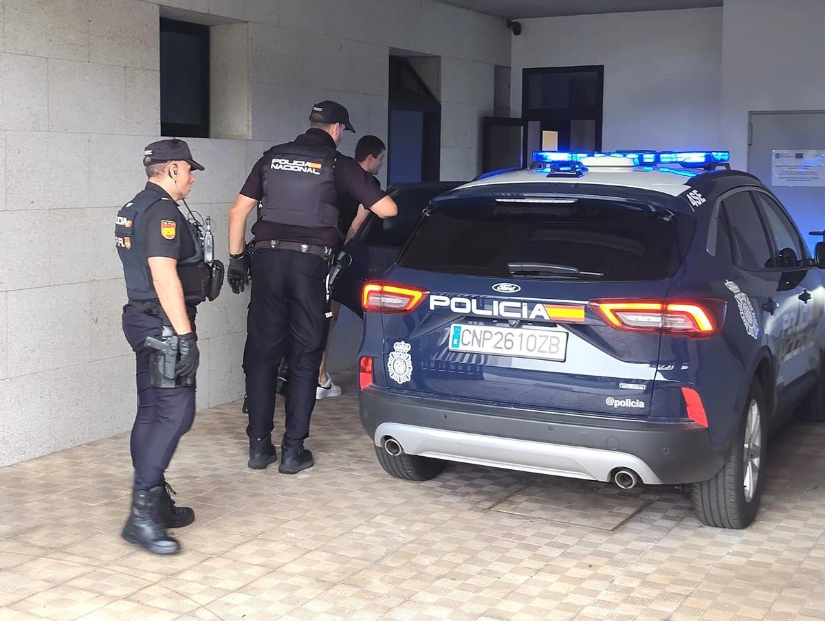 Llegada a los juzgados del croata detenido en la operación de A Pobra.