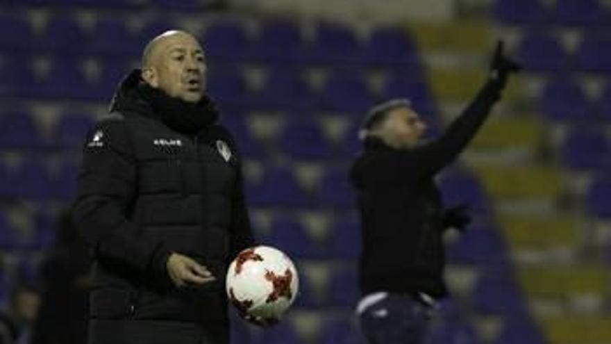 Claudio Barragán, en la banda del Rico Pérez durante la primera vuelta.