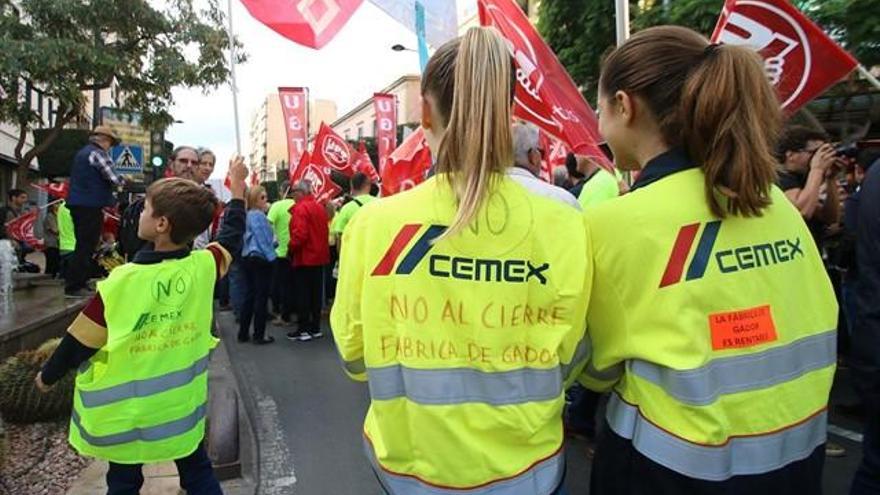 Almería se moviliza contra el anuncio de cierre de la cementera Cemex