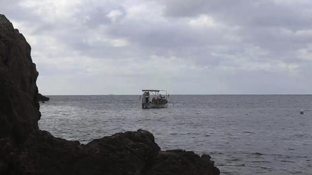 Un llaüt lluny enmig de la mar va a pescar.