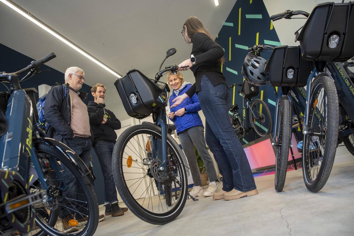 Interior del local del servei municipal de bicis elèctriques Baik a la plaça Bages de Manresa