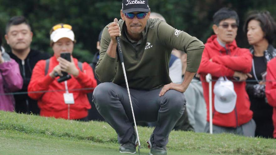 Rafa Cabrera Bello estudia uno de los golpes de la tercera jornada del UBS Hong Kong Open