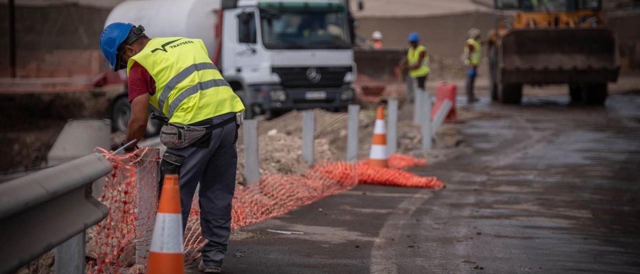 Obras del Cabildo de Tenerife en la rotonda de Guargacho, en el municipio de Arona. | | ANDRÉS GUTIÉRREZ