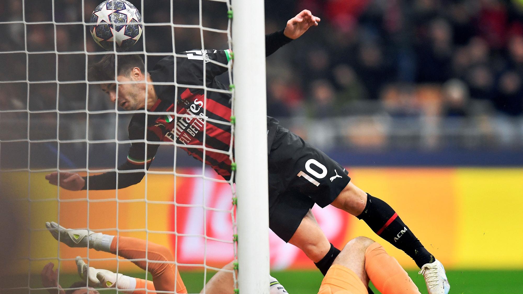 Brahim Díaz cabecea el 1-0 del Milan al Tottenham en San Siro.