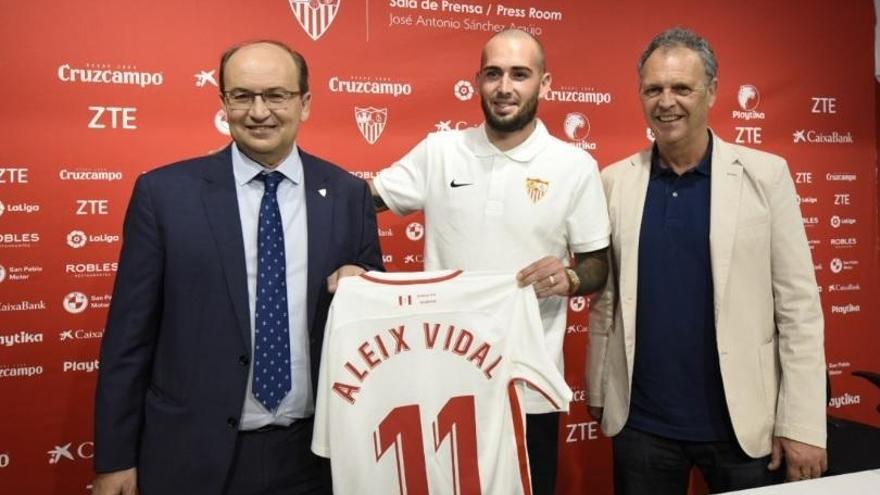 Pepe Castro, en la presentación de Aleix Vidal como nuevo jugador del Sevilla FC.