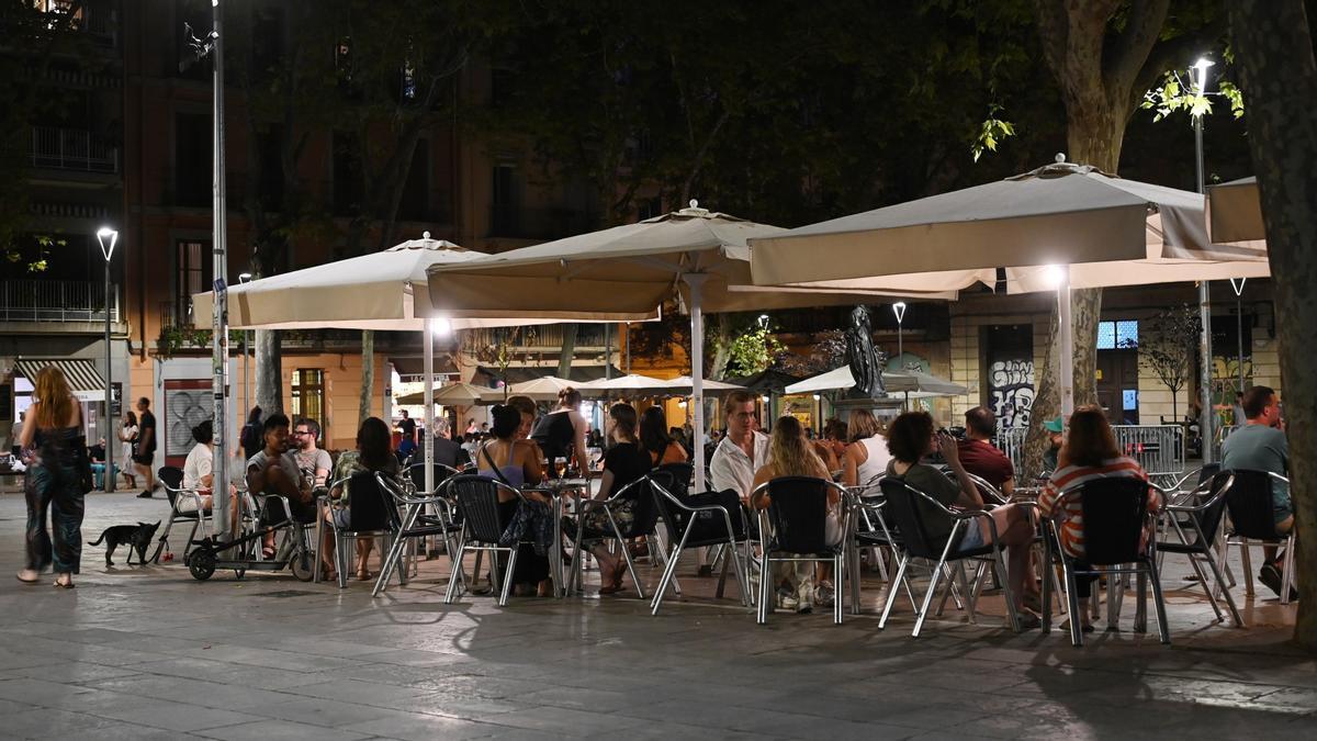 Terraza en la plaza de la Virreina, en Gràcia, el distrito con menos licencias.