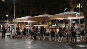 Les terrasses de les places de Gràcia tindran menys espai i tancaran abans