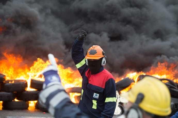 Empleados de Alcoa cortan la A8 en Ribadeo