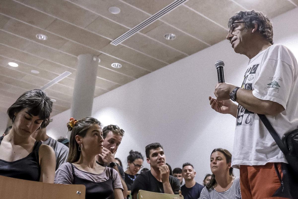 FOTOS | Así ha sido la asamblea ciudadana contra la masificación turística en el IES Sineu