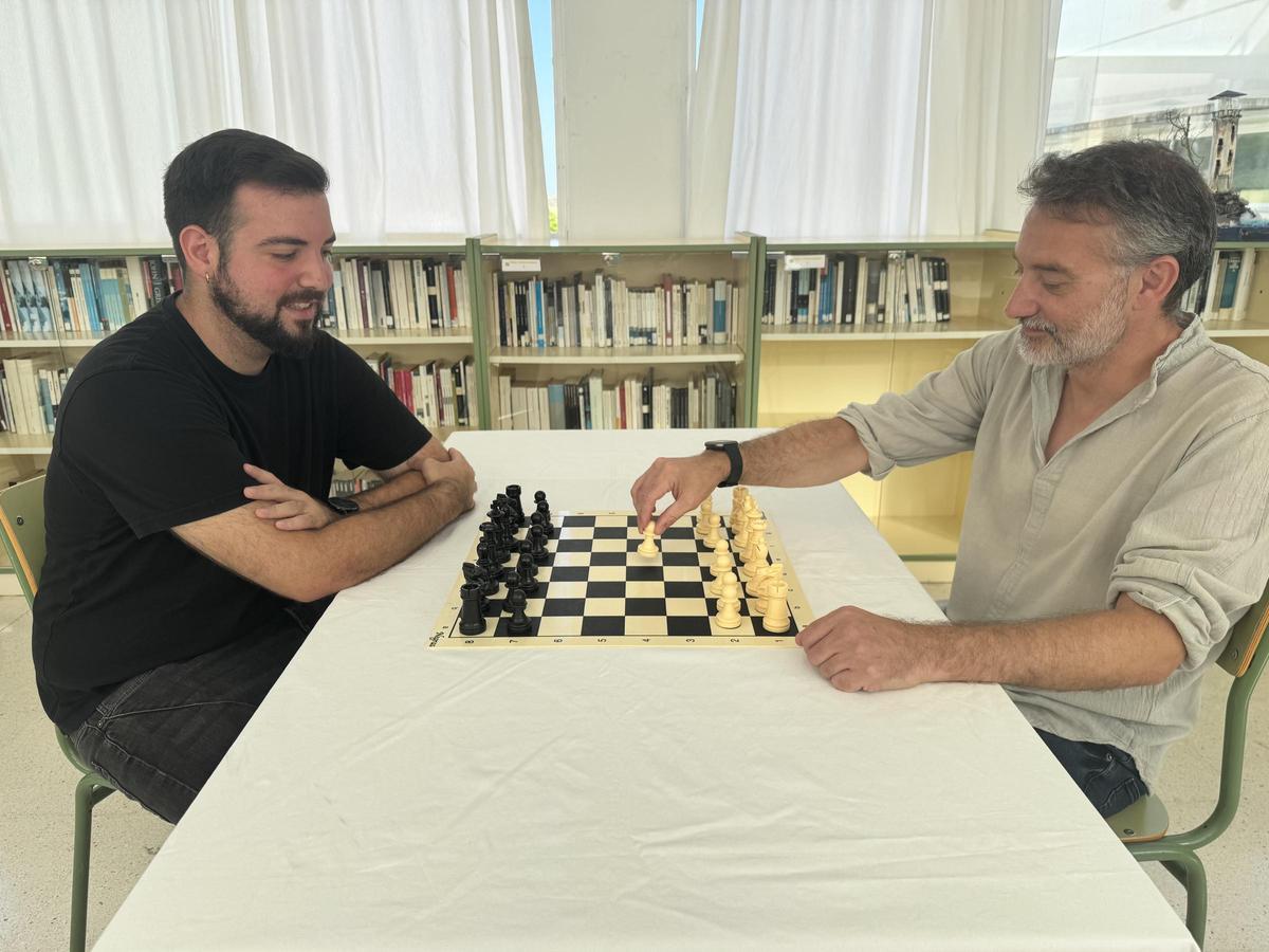 Aitor Prohens, de la Associació d'Amics dels Escacs d'Eivissa, y Jaume Fito, director del centro.