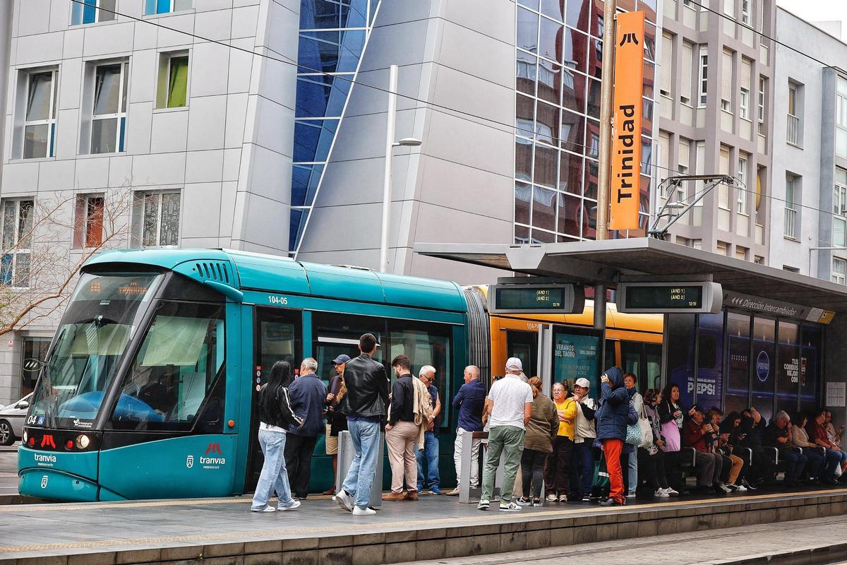 Personas subiéndose al tranvía de Tenerife en la parada de Trinidad, La Laguna