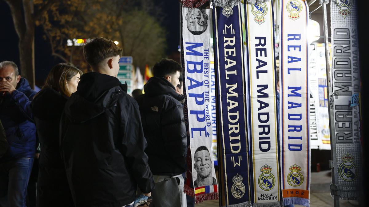 Aficionados del Real Madrid en los alrededores del Santiago Bernabéu