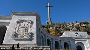 Archivo - El escudo de los Reyes Católicos esculpido en el complejo monumental del Valle de los Caídos, a 17 de noviembre de 2021, en San Lorenzo de El Escorial, Madrid (España).