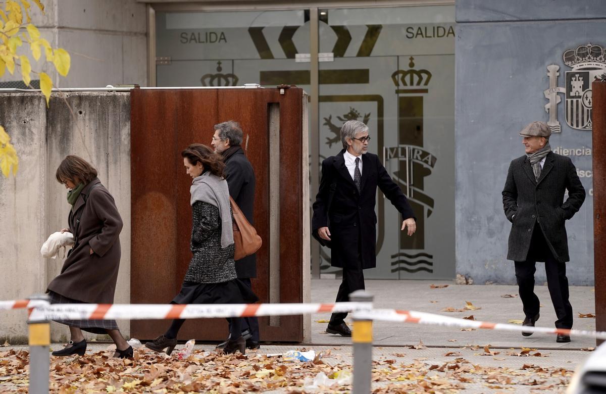 Pere, Marta y Oleguer Pujol Ferrusola. Juicio a los Pujol en la Audiencia Nacional de San Fernando de Henares. En el centro el abogado Cristóbal Martell Pérez-Alcalde