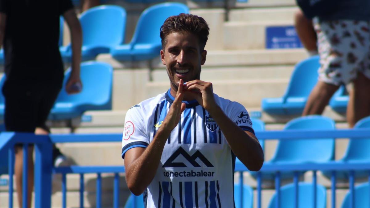 Villapalos celebra su gol al Málaga