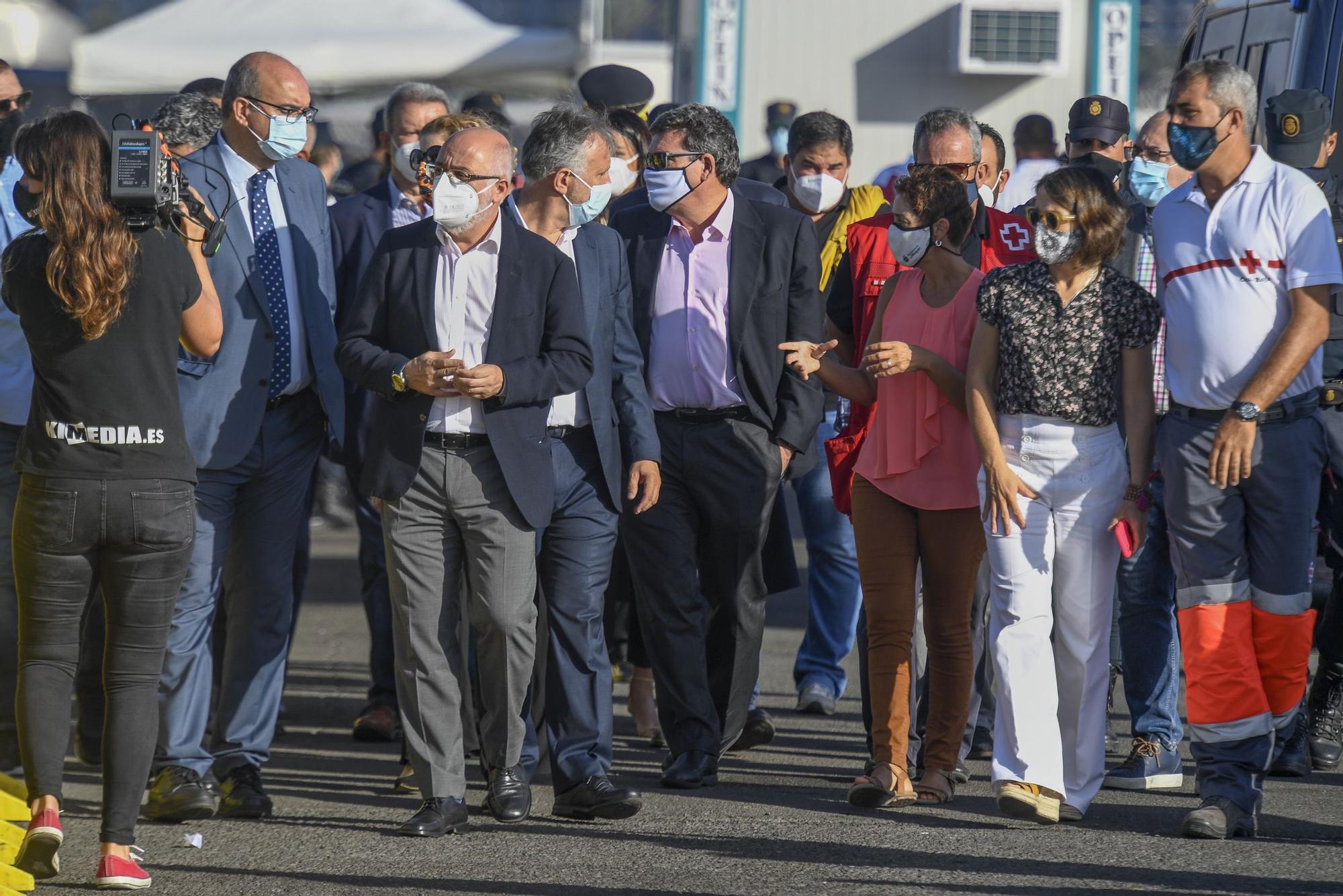 Escrivá visita el muelle de Arguineguín