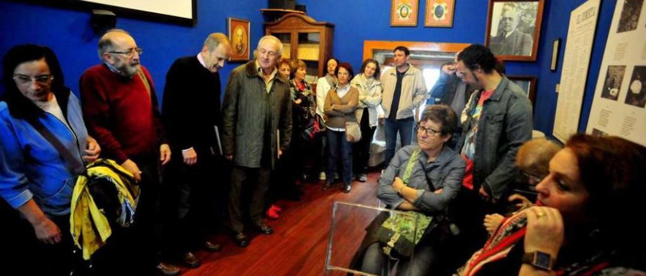 Pillado Silvoso y Núñez (tercero y cuarto por la izquierda) con el grupo en la casa museo. // Iñaki Abella