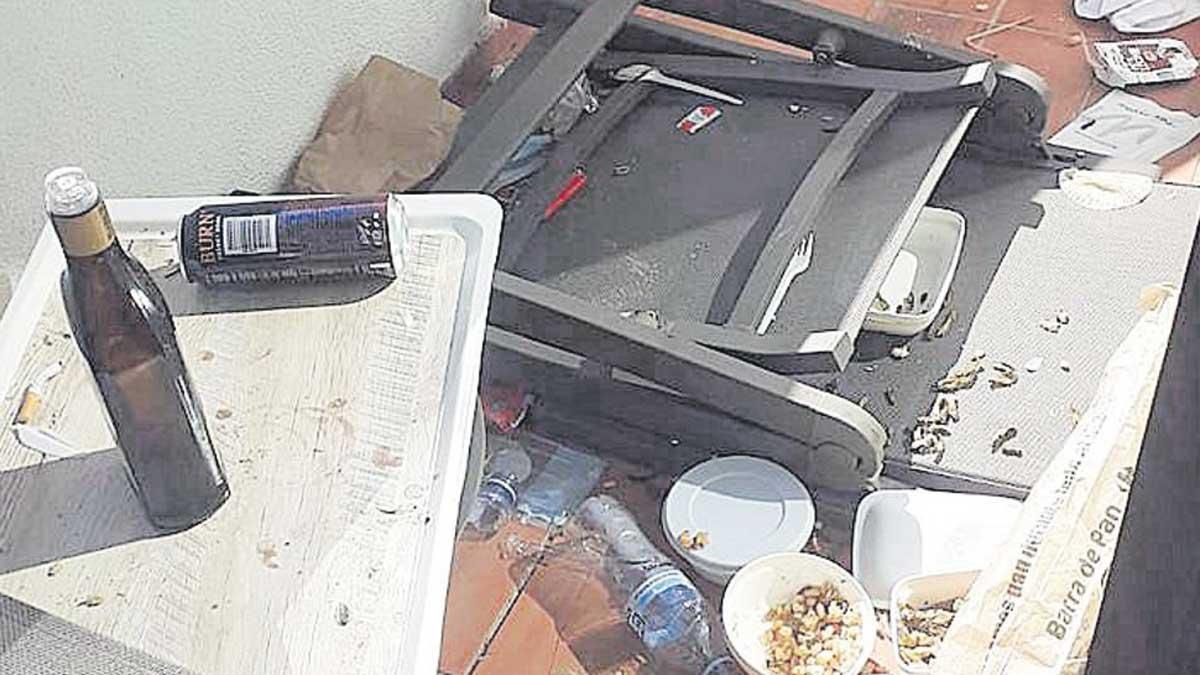 Desperfectes després del pas dels estudiants a l’Hotel Bellver de Mallorca: parets, mobles i miralls trencats Desperfectes després del pas dels estudiants a l’Hotel Bellver de Mallorca: parets, mobles i miralls trencats