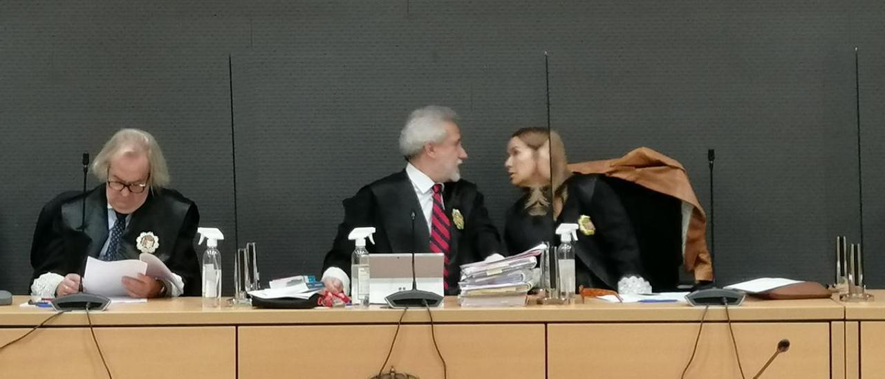 El tribunal de la Sección Sexta de la Audiencia Provincial de Las Palmas durante un juicio