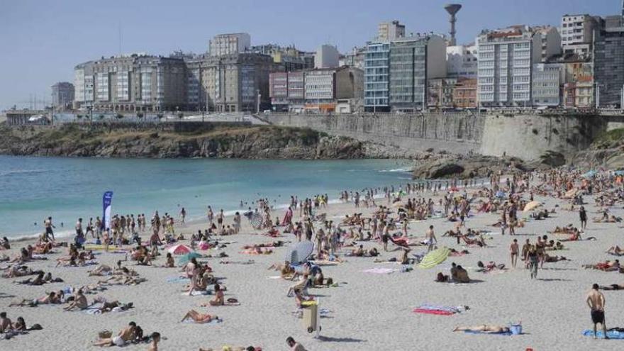 Bañistas en la playa del Orzán en una jornada de buen tiempo el pasado julio.