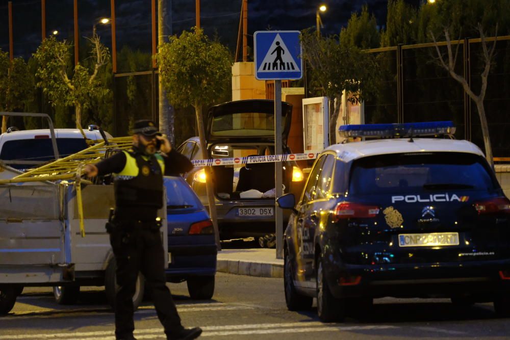 Un hombre dispara 5 veces a su pareja delante de su hijo en un colegio de Elda y se suicida