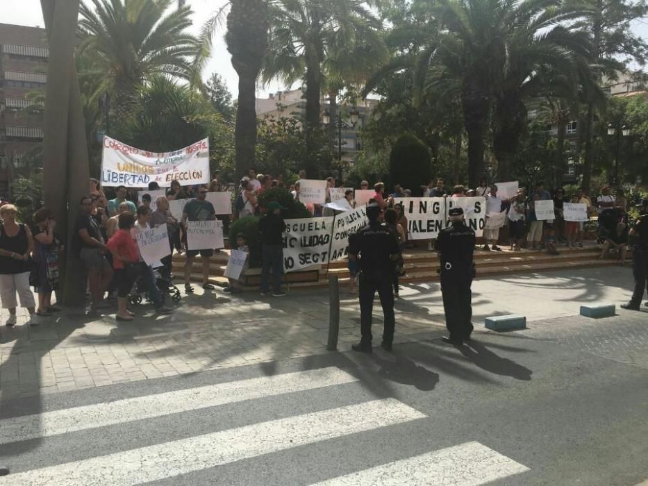 Protesta en Torrevieja ante Ximo Puig