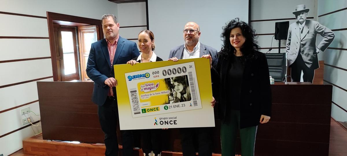 Imagen del acto de presentación del cupón de la ONCE dedicado a la figura de la escritora canaria Josefina de la Torres Millares.