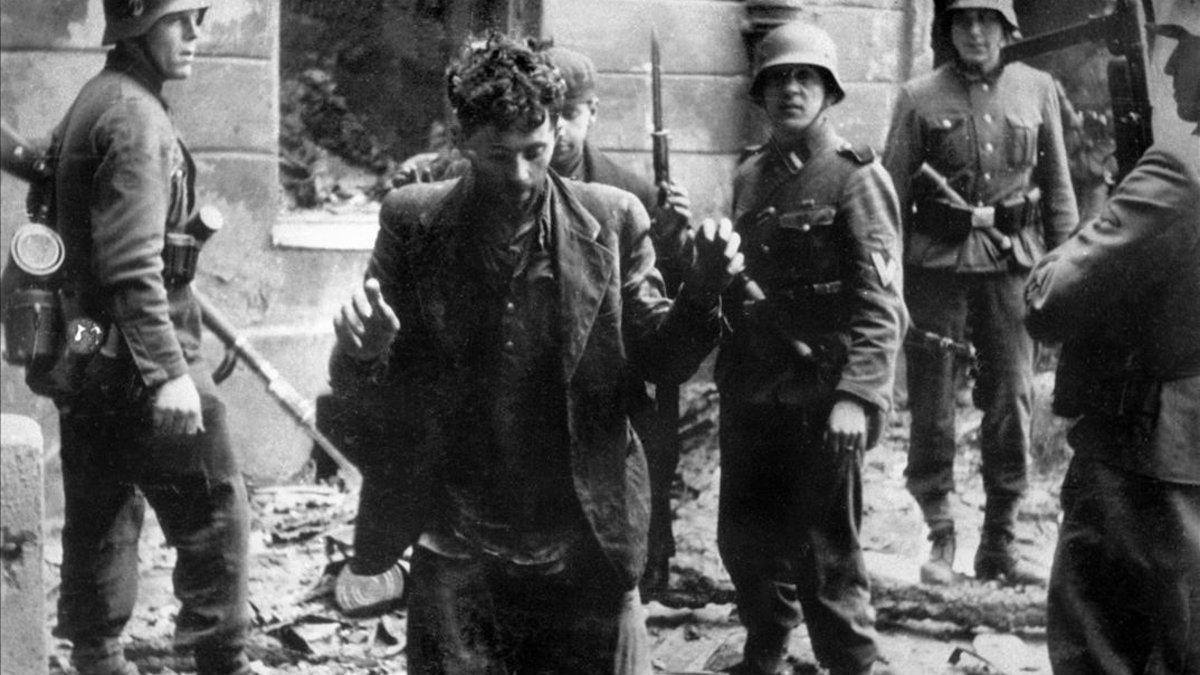 Detenión de un judío en el gueto de Varsovia.