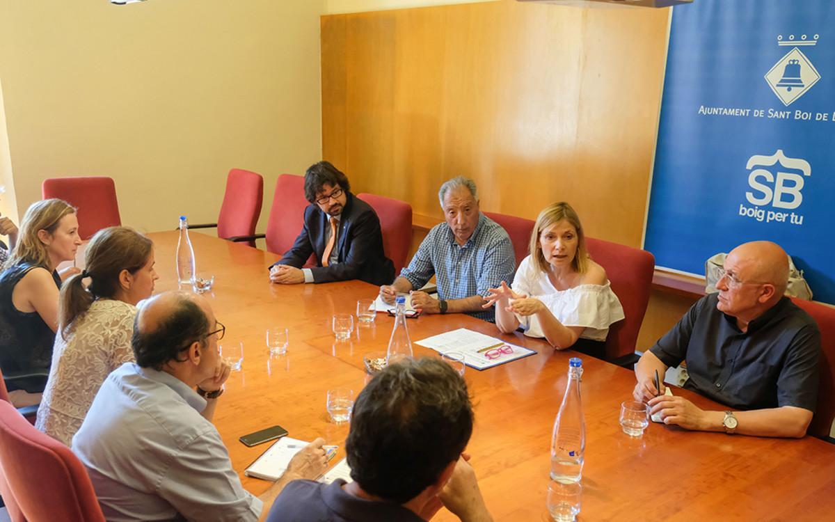 La reunió de les alcaldesses i l’alcalde dels consistoris signants.