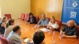 La reunió de les alcaldesses i l’alcalde dels consistoris signants.