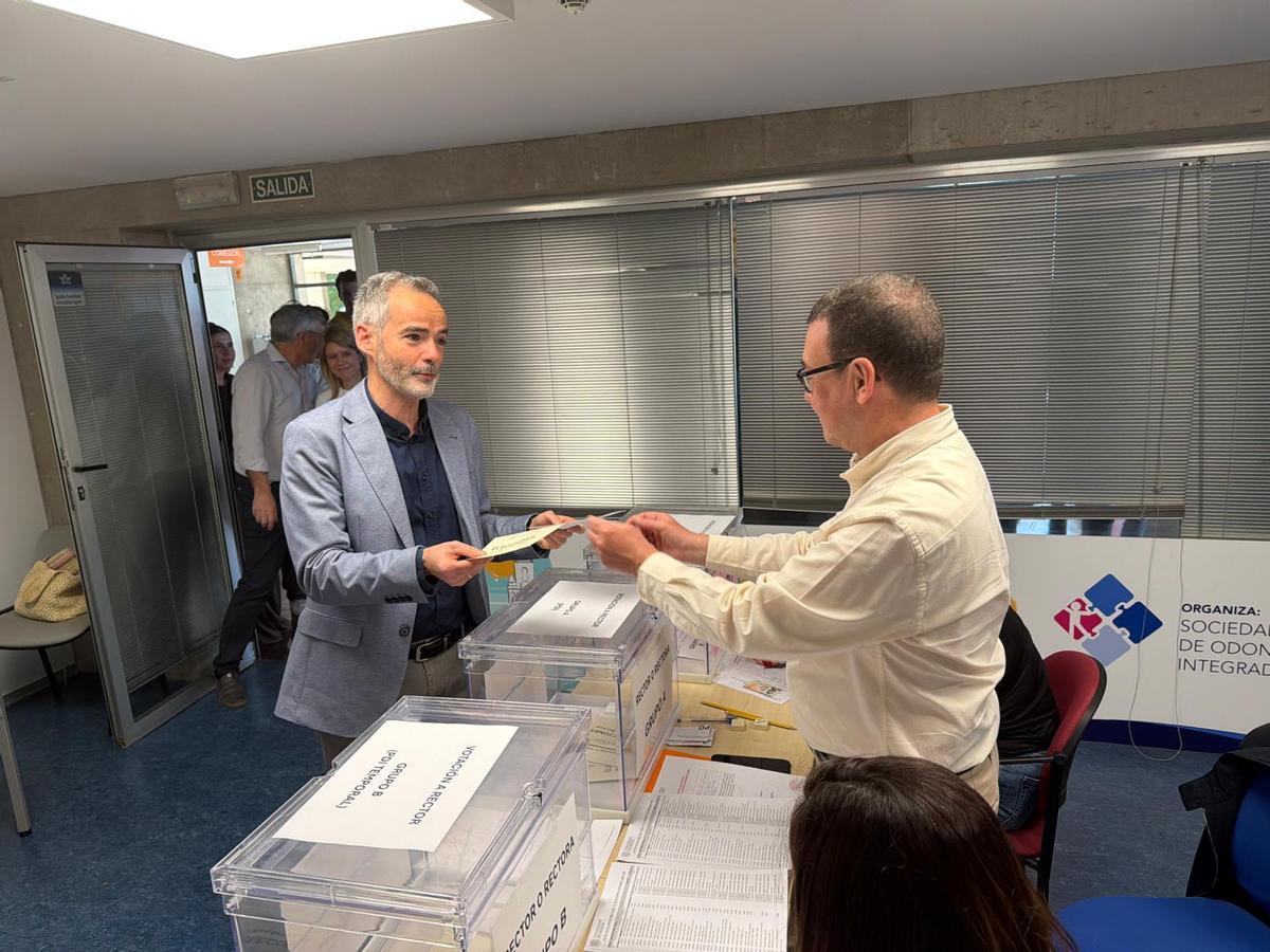 Samuel Baixauli durante la votación este martes.