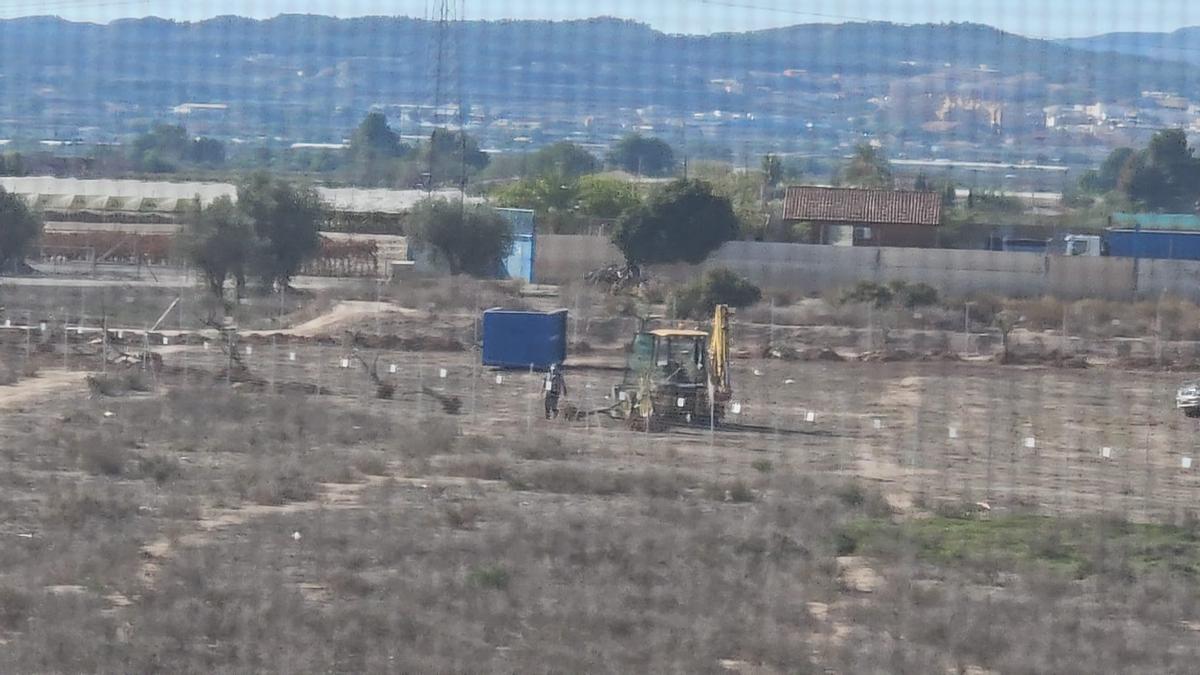 Los trabajos para la instalación de la planta solar ya han comenzado en los terrenos próximos a las viviendas.