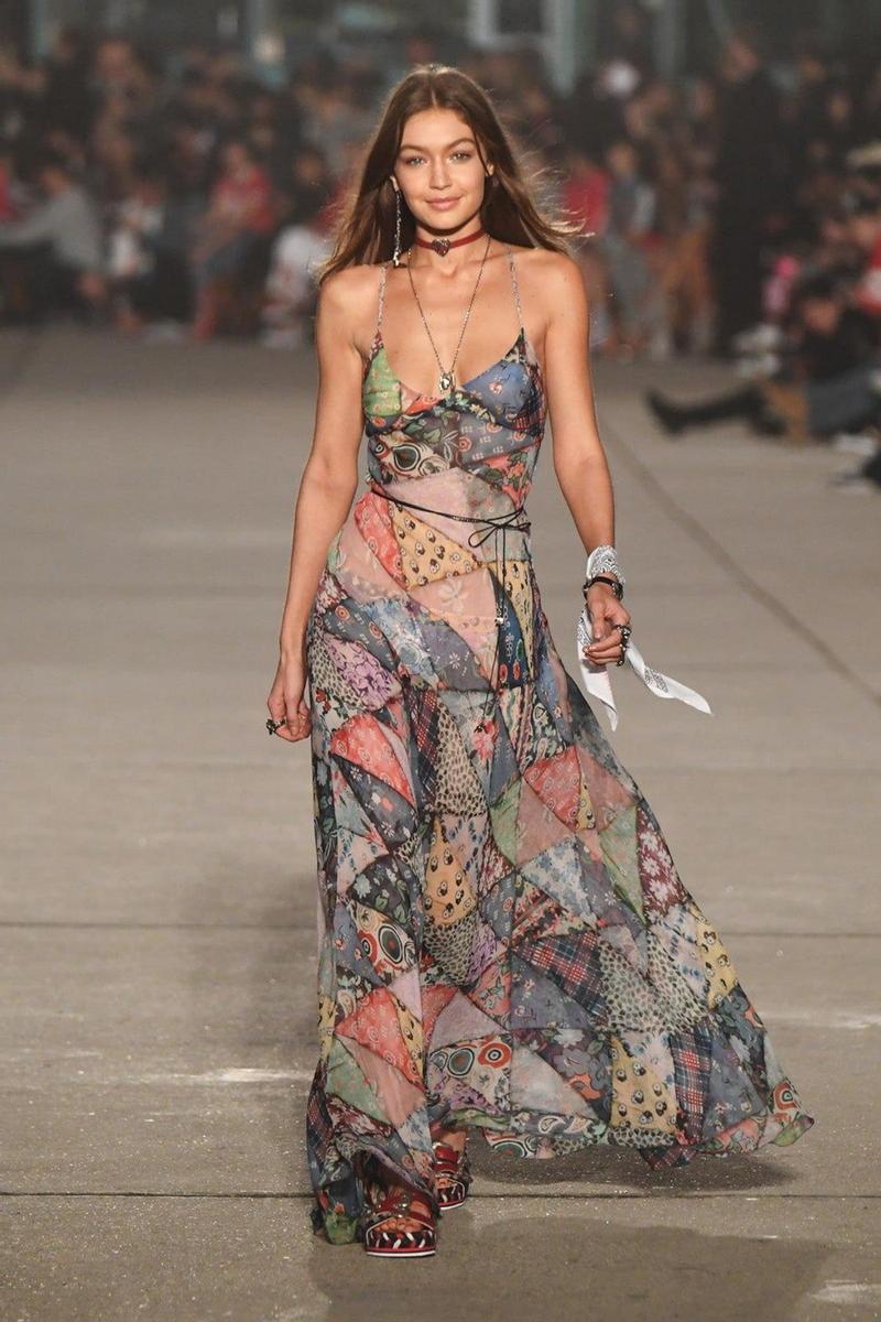 TommyxGigi: Gigi Hadid con maxi vestido de patchwork