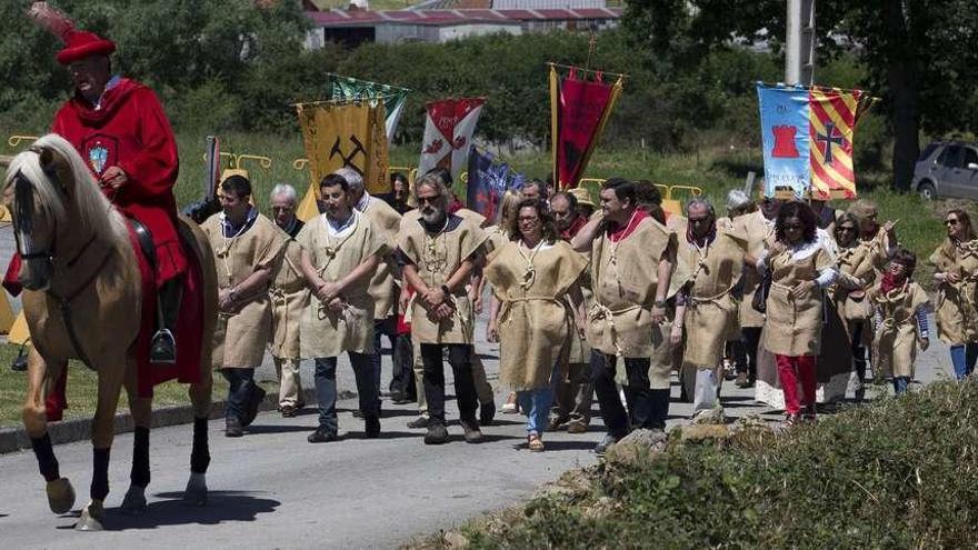 Procesión del Domingo de Perdón, con los participantes ataviados con sacos y cuerdas.