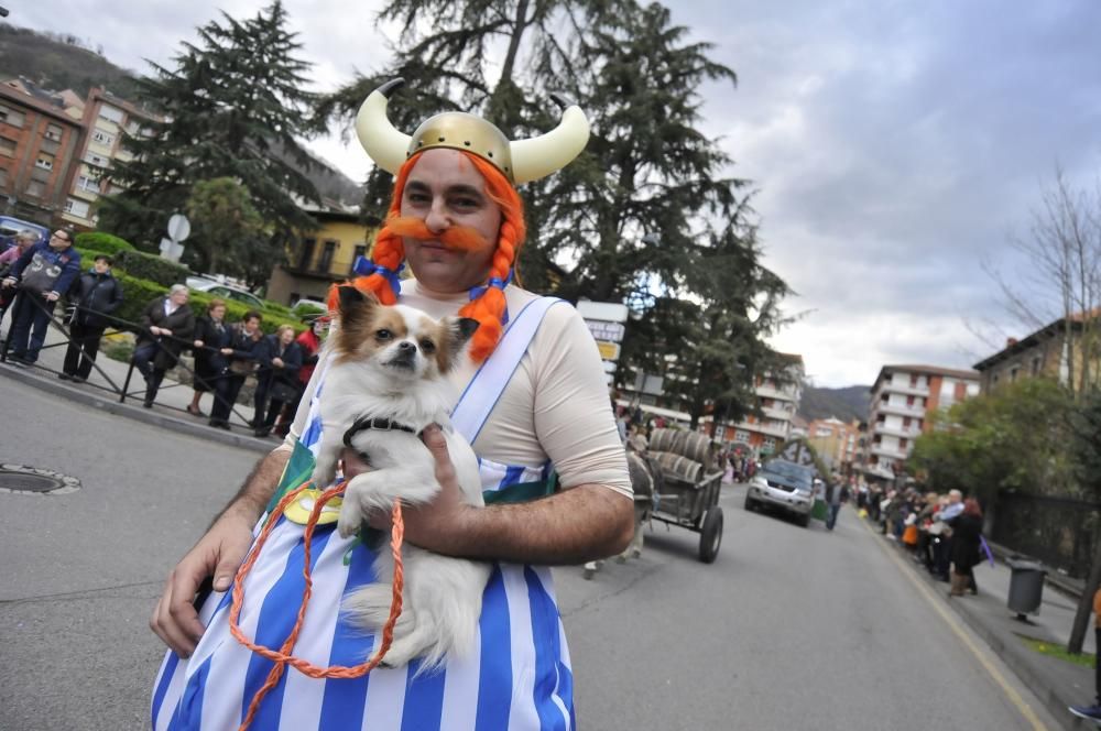 Participantes en el desfile del Antroxu en Pola de Lena.