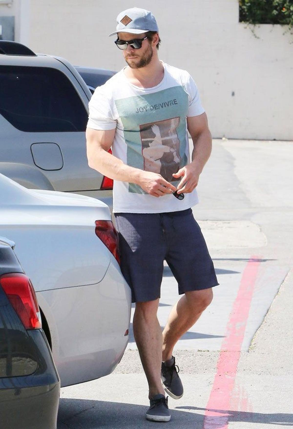 Chris Hemsworth con camiseta y bermudas