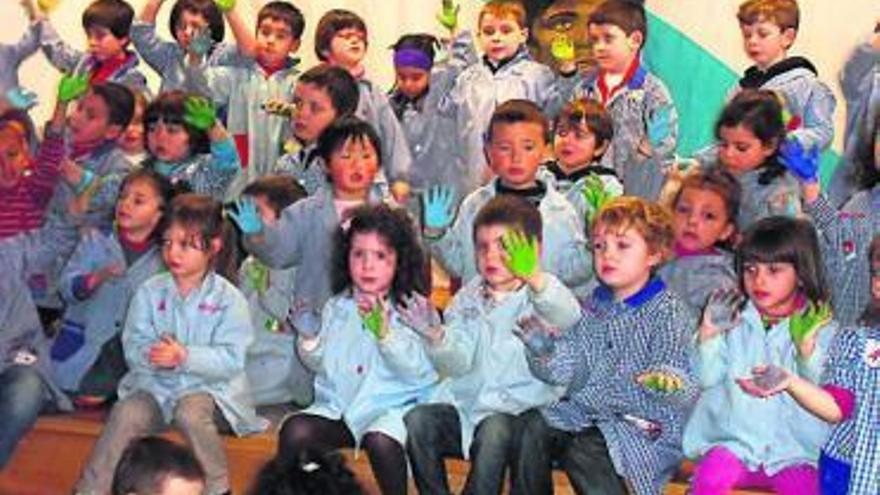 Un instante del evento que tuvo lugar en el IES Pintor Colmeiro (arriba) y momento de una de las actividades escolares (izqda.) que tuvieron lugar en el CEIP Xesús Golmar de Lalín.