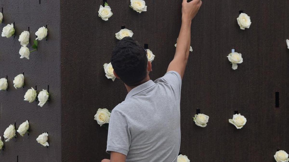 Ofrenda floral a las víctimas de la tragedia aérea JK5022 en 2019.