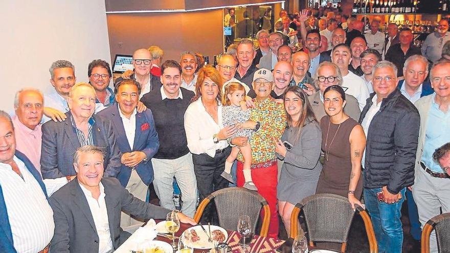 Paco Santana celebra su cumpleaños rodeado de un centenar de amigos en El Churrasco