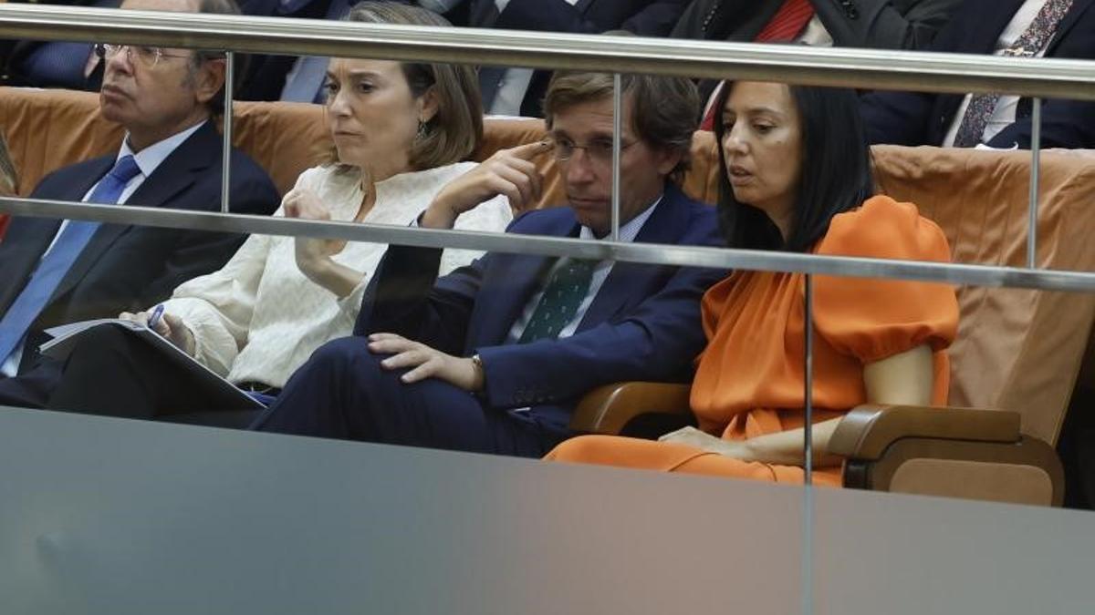 El alcalde de Madrid, José Luis Martínez-Almeida (2d), y la delegada del Gobierno en la Comunidad, Mercedes González (d), asisten desde la tribuna de invitados a la primera sesión del debate del estado de la región en la Asamblea de Madrid, este 12 de septiembre de 2022.