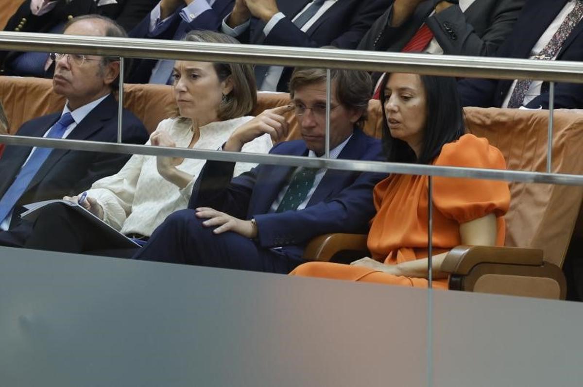 El alcalde de Madrid, José Luis Martínez-Almeida (2d), y la delegada del Gobierno en la Comunidad, Mercedes González (d), asisten desde la tribuna de invitados a la primera sesión del debate del estado de la región en la Asamblea de Madrid, este 12 de septiembre de 2022. El alcalde de Madrid, José Luis Martínez-Almeida (2d), y la delegada del Gobierno en la Comunidad, Mercedes González (d), asisten desde la tribuna de invitados a la primera sesión del debate del estado de la región en la Asamblea de Madrid, este 12 de septiembre de 2022.