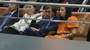 El alcalde de Madrid, José Luis Martínez-Almeida (2d), y la delegada del Gobierno en la Comunidad, Mercedes González (d), asisten desde la tribuna de invitados a la primera sesión del debate del estado de la región en la Asamblea de Madrid, este 12 de septiembre de 2022.